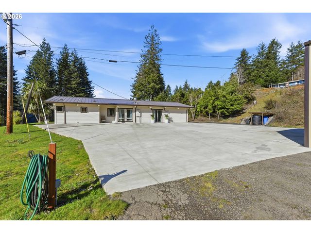 94475 Golf Course Ln, North Bend, OR 97459