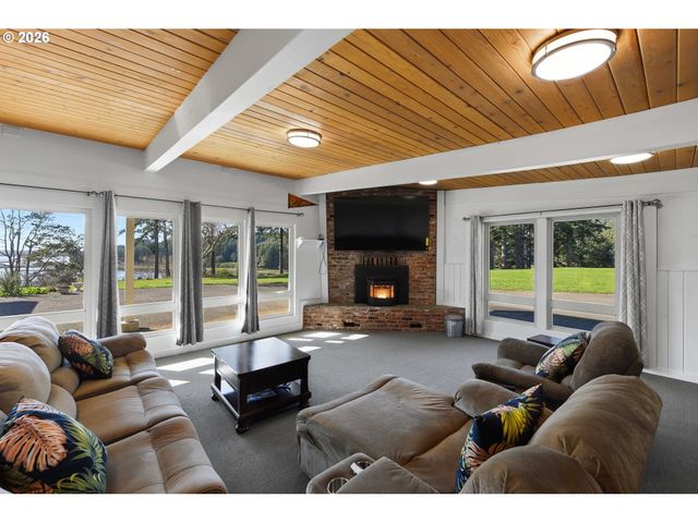 94475 Golf Course Ln, North Bend, OR 97459