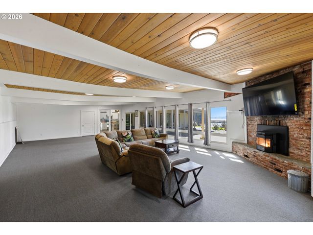 94475 Golf Course Ln, North Bend, OR 97459