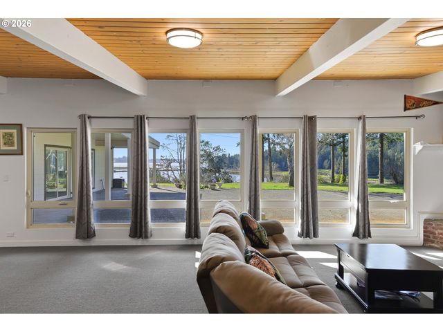 94475 Golf Course Ln, North Bend, OR 97459