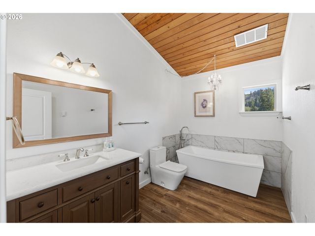 94475 Golf Course Ln, North Bend, OR 97459