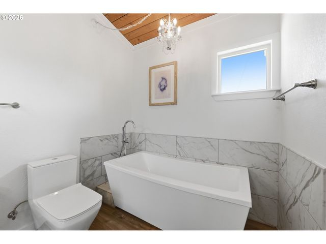 94475 Golf Course Ln, North Bend, OR 97459