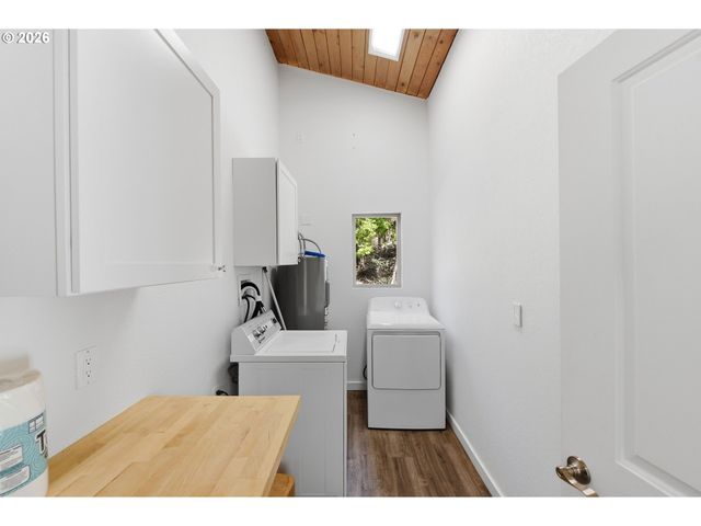 94475 Golf Course Ln, North Bend, OR 97459