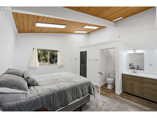 94475 Golf Course Ln, North Bend, OR 97459