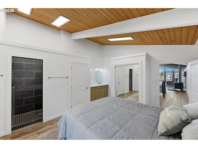 94475 Golf Course Ln, North Bend, OR 97459