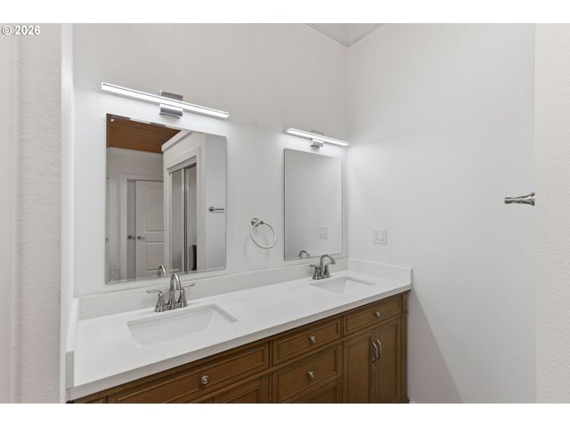 94475 Golf Course Ln, North Bend, OR 97459