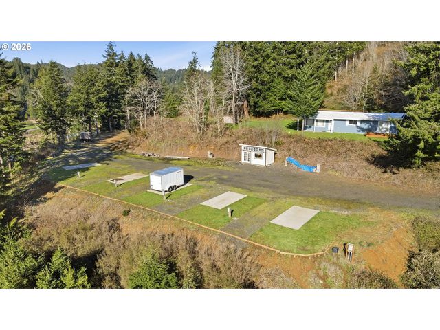 94475 Golf Course Ln, North Bend, OR 97459