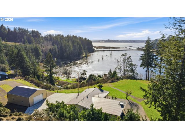 94475 Golf Course Ln, North Bend, OR 97459