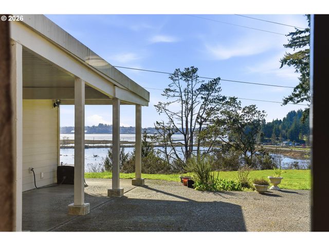 94475 Golf Course Ln, North Bend, OR 97459