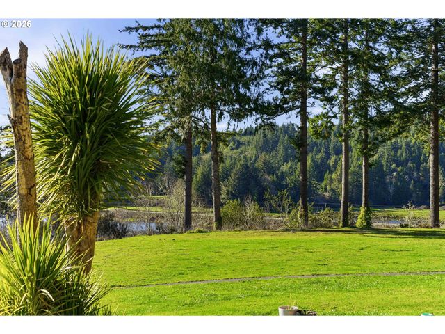 94475 Golf Course Ln, North Bend, OR 97459