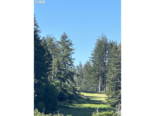 94475 Golf Course Ln, North Bend, OR 97459