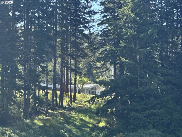 94475 Golf Course Ln, North Bend, OR 97459