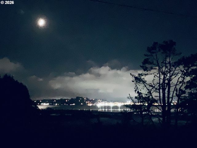 94475 Golf Course Ln, North Bend, OR 97459