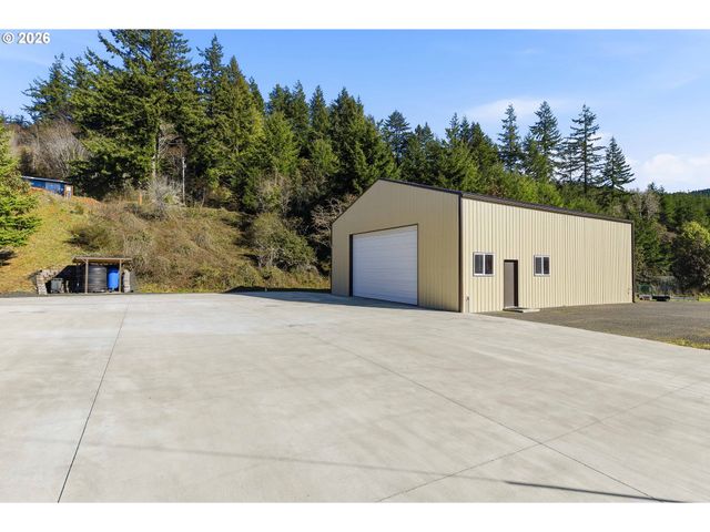 94475 Golf Course Ln, North Bend, OR 97459