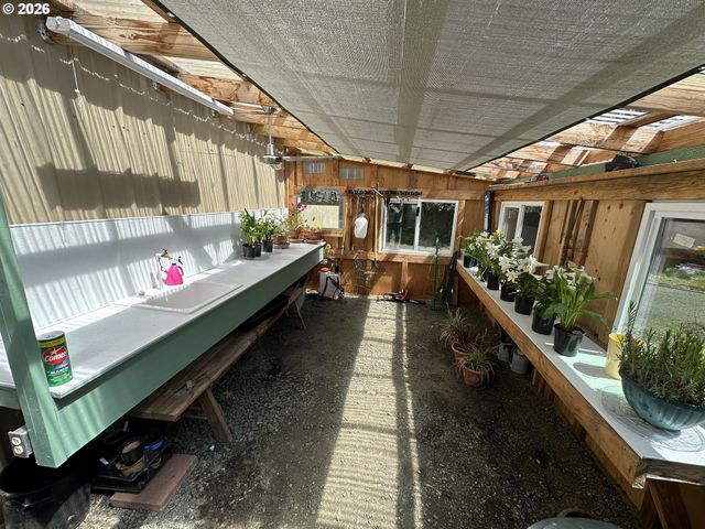 94475 Golf Course Ln, North Bend, OR 97459