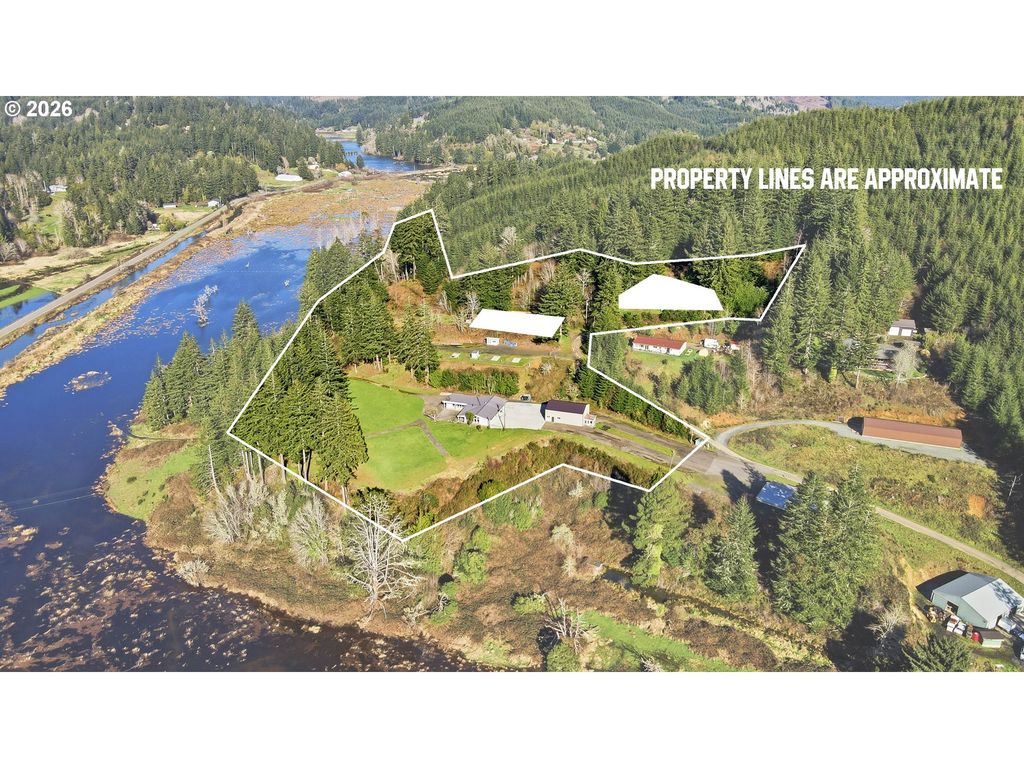 94475 Golf Course Ln, North Bend, OR 97459