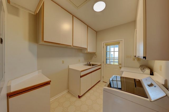 100 Lesiker Lane, Center Point, TX 78010