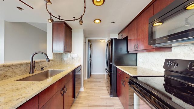 3525 Sage Road 1404, Houston, TX 77056