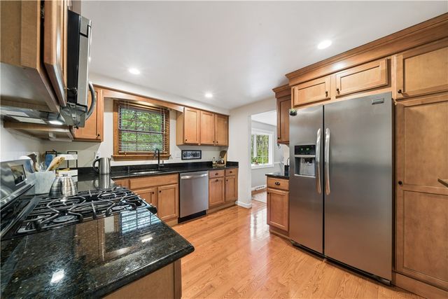 4107 Lee Manor Dr, Hampton, PA 15101