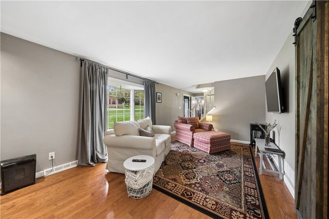 4107 Lee Manor Dr, Hampton, PA 15101