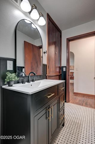 1421 Grand Avenue, Carthage, MO 64836