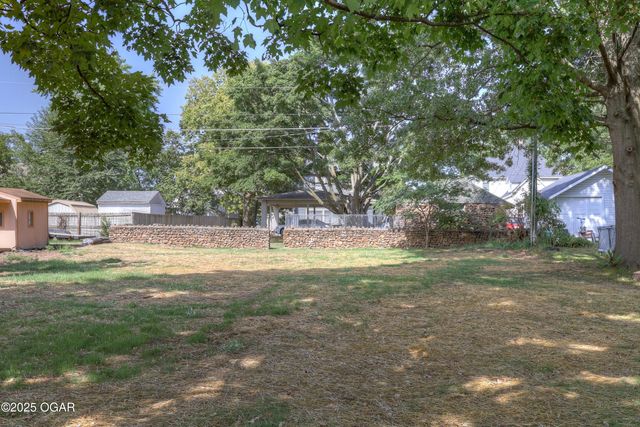 1421 Grand Avenue, Carthage, MO 64836