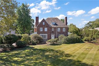 6 Churchill Rd, Churchill Boro, PA 15235