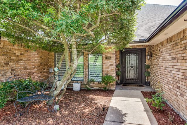 11905 Blue Creek Drive, Fort Worth, TX 76008