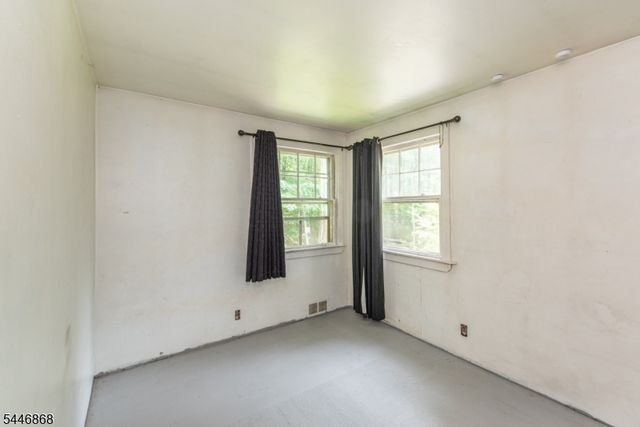 197 Snake Den Rd, Bloomingdale Boro, NJ 07465