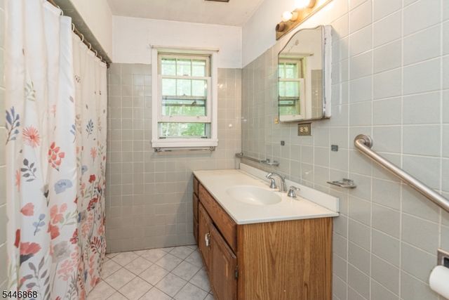 197 Snake Den Rd, Bloomingdale Boro, NJ 07465
