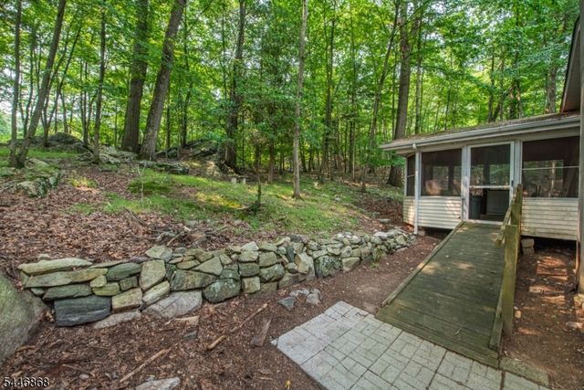 197 Snake Den Rd, Bloomingdale Boro, NJ 07465
