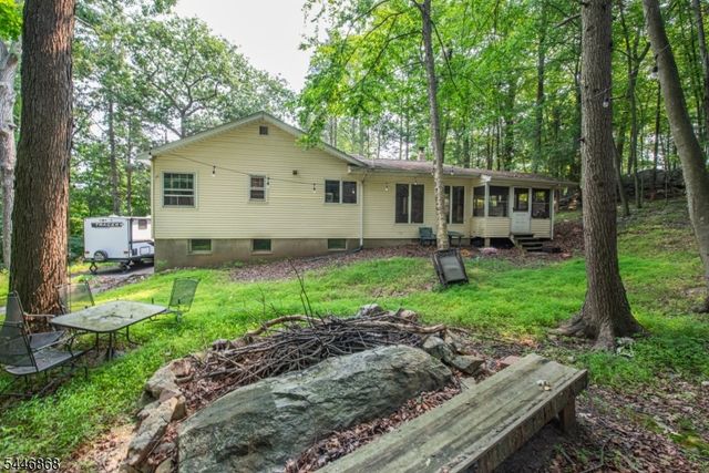 197 Snake Den Rd, Bloomingdale Boro, NJ 07465
