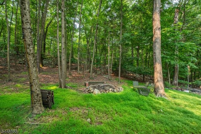 197 Snake Den Rd, Bloomingdale Boro, NJ 07465