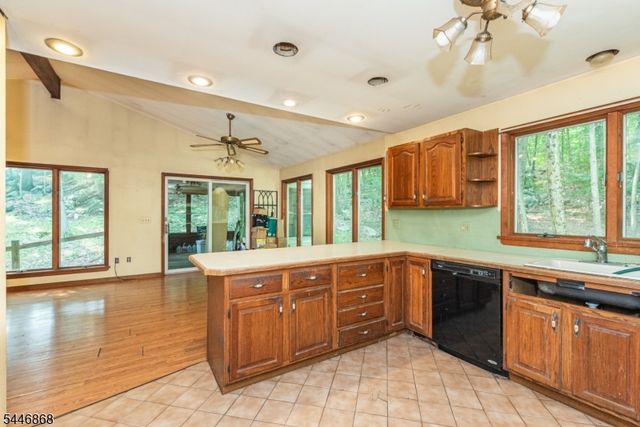 197 Snake Den Rd, Bloomingdale Boro, NJ 07465