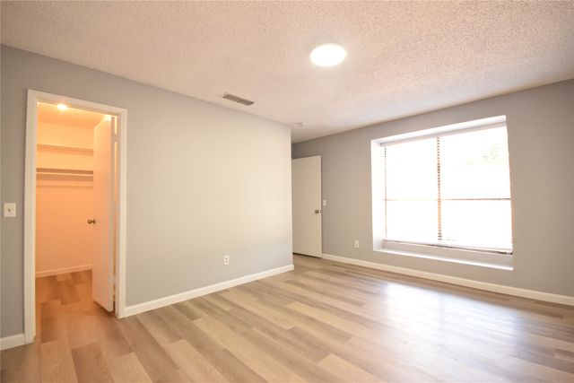 115 W Timberview Lane, Arlington, TX 76014