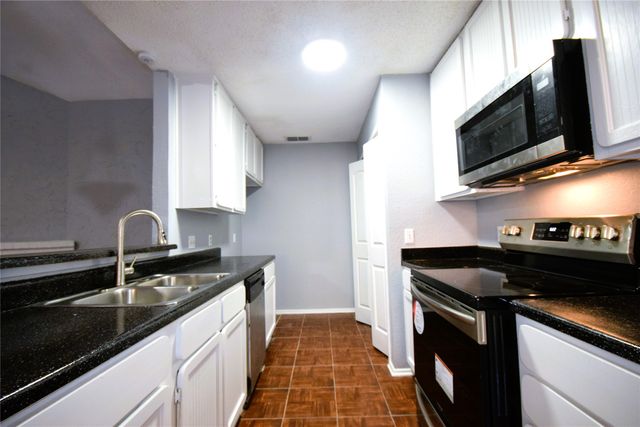 115 W Timberview Lane, Arlington, TX 76014