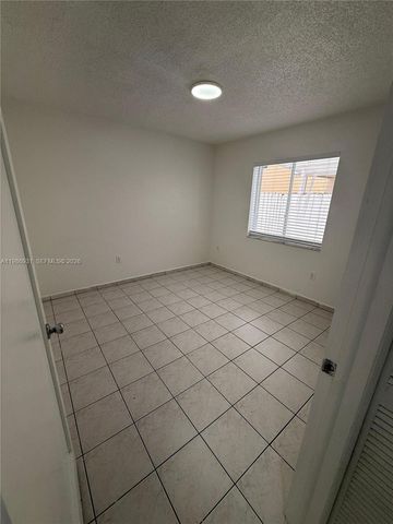 3262 W 70th St 101, Hialeah, FL 33018
