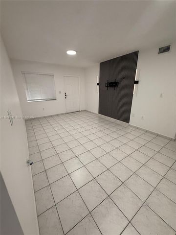3262 W 70th St 101, Hialeah, FL 33018