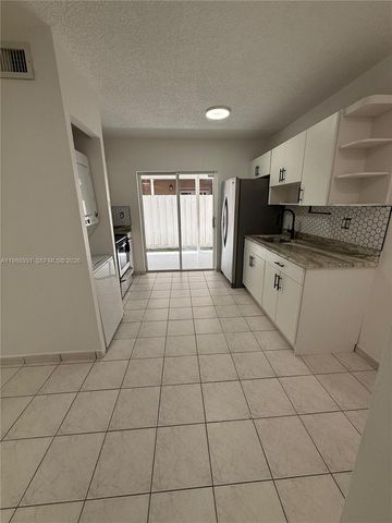 3262 W 70th St 101, Hialeah, FL 33018