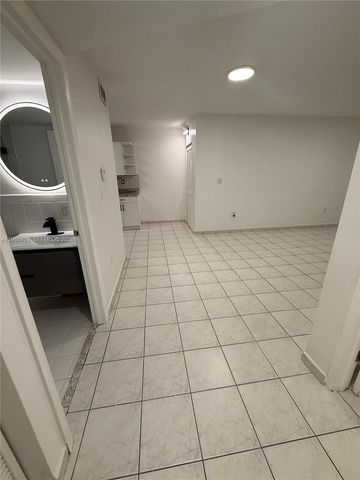 3262 W 70th St 101, Hialeah, FL 33018