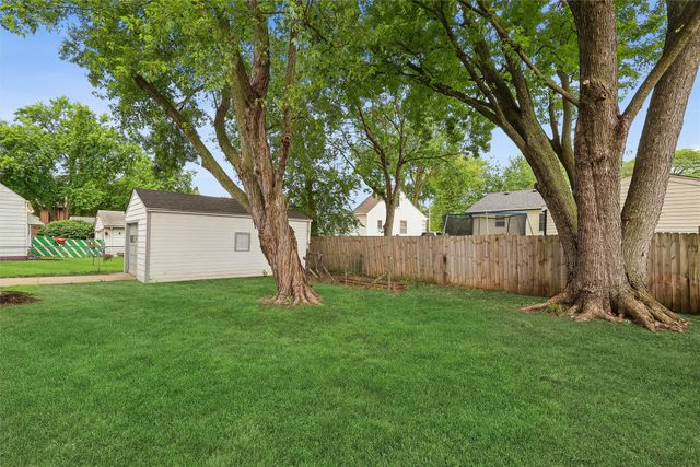 2006 50th Street, Des Moines, IA 50310