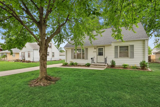 2006 50th Street, Des Moines, IA 50310