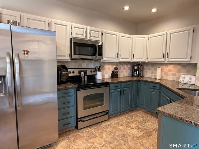 42 Summerfield Gardens 42, Shelton, CT 06484