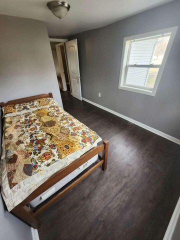 201 E 13th Place, Hobart, IN 46342