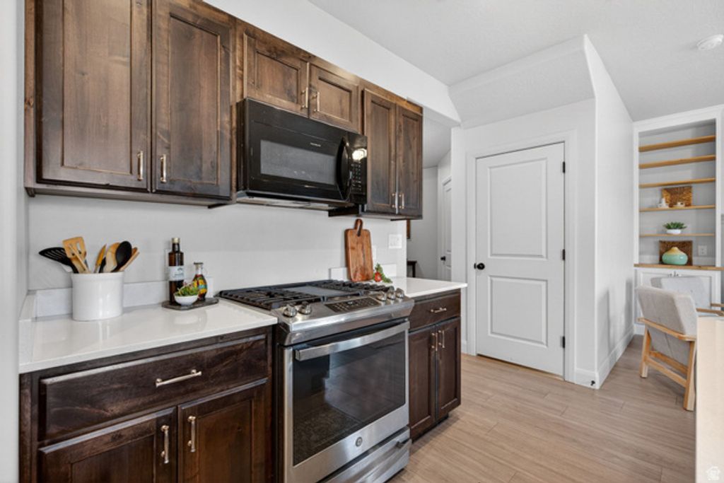 Image 5 of property listing at 812 N OLD FORT DR, Spanish Fork, UT 84660