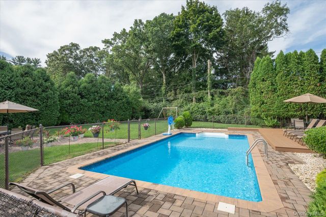 10 Klaibar Lane, East Northport, NY 11731