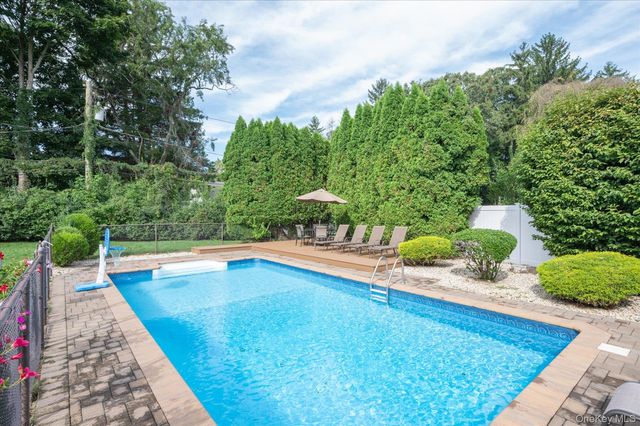 10 Klaibar Lane, East Northport, NY 11731