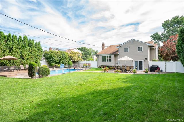 10 Klaibar Lane, East Northport, NY 11731