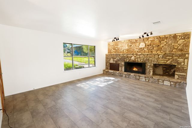 101 DIAMOND J RD S, Pipe Creek, TX 78063