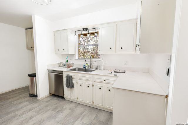 101 DIAMOND J RD S, Pipe Creek, TX 78063